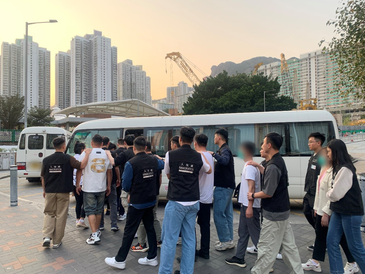 图示怀疑非法劳工在行动中被捕