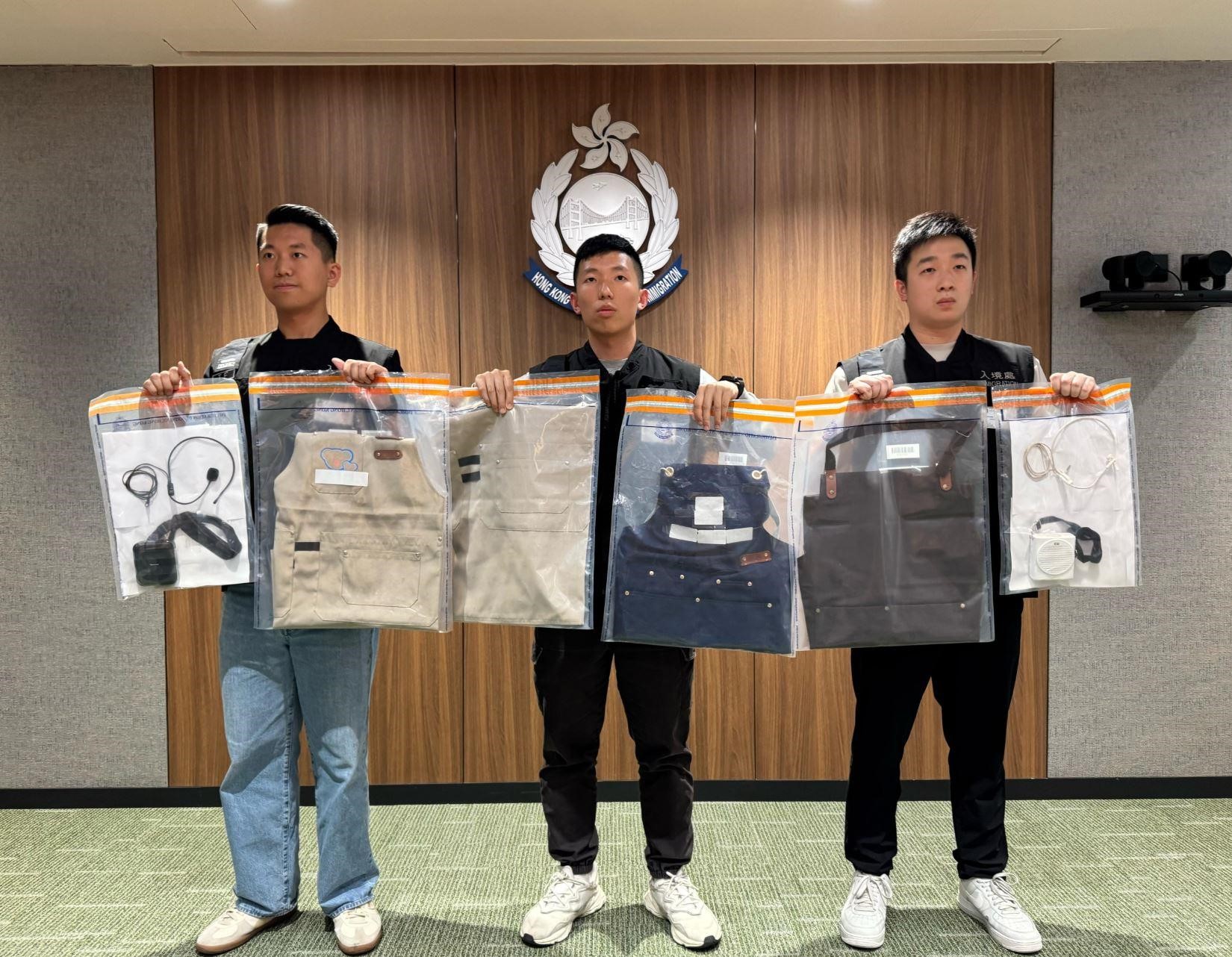 图示入境处人员展示在行动中检取的证物