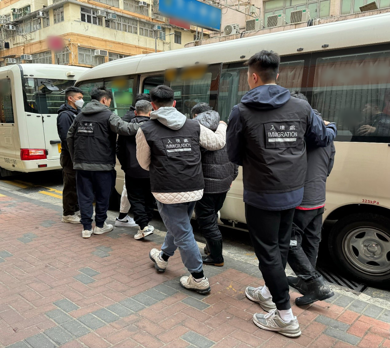 图示怀疑非法劳工在行动中被捕