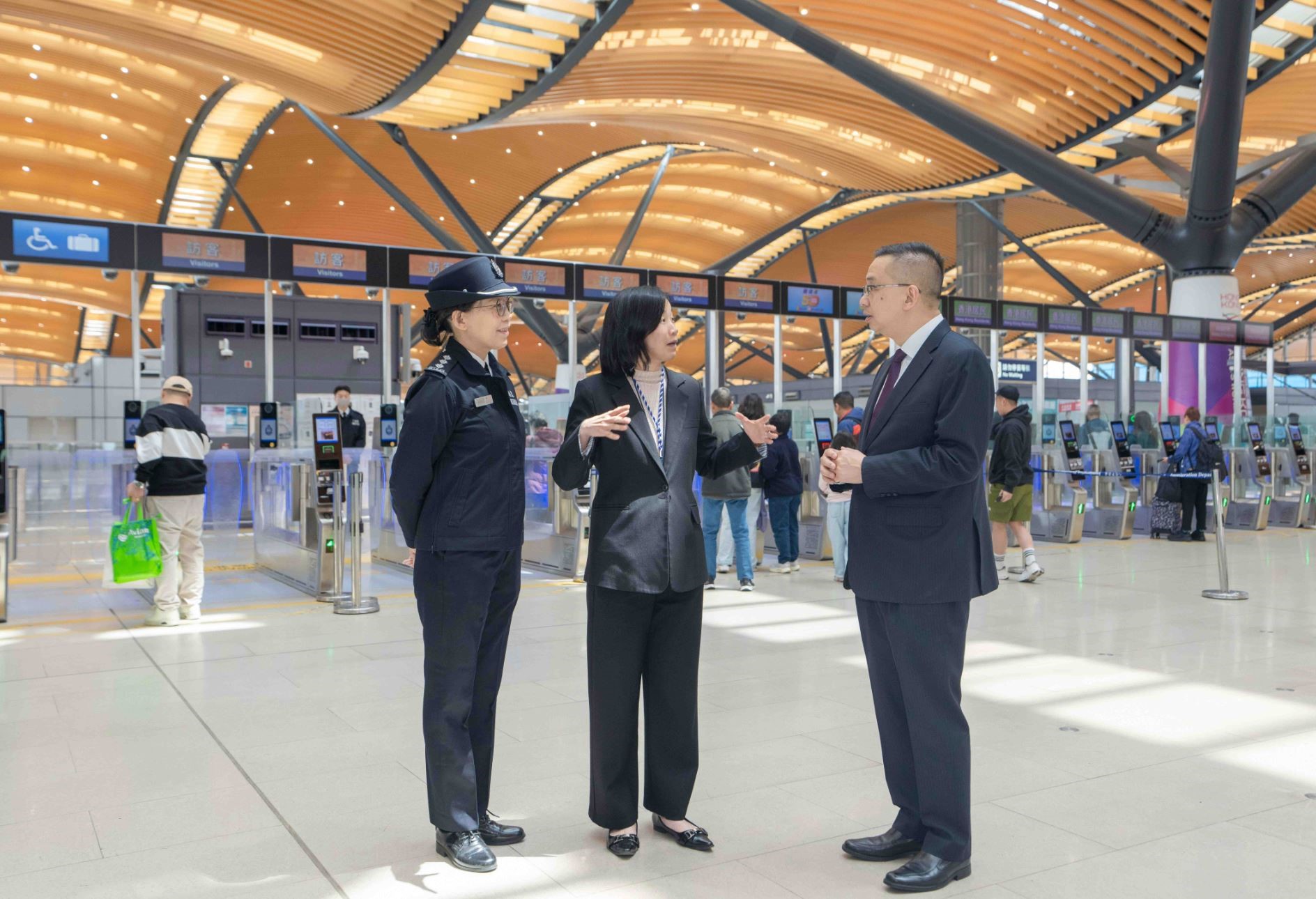 图示郭俊峯(右)巡视港珠澳大桥管制站出境大堂
