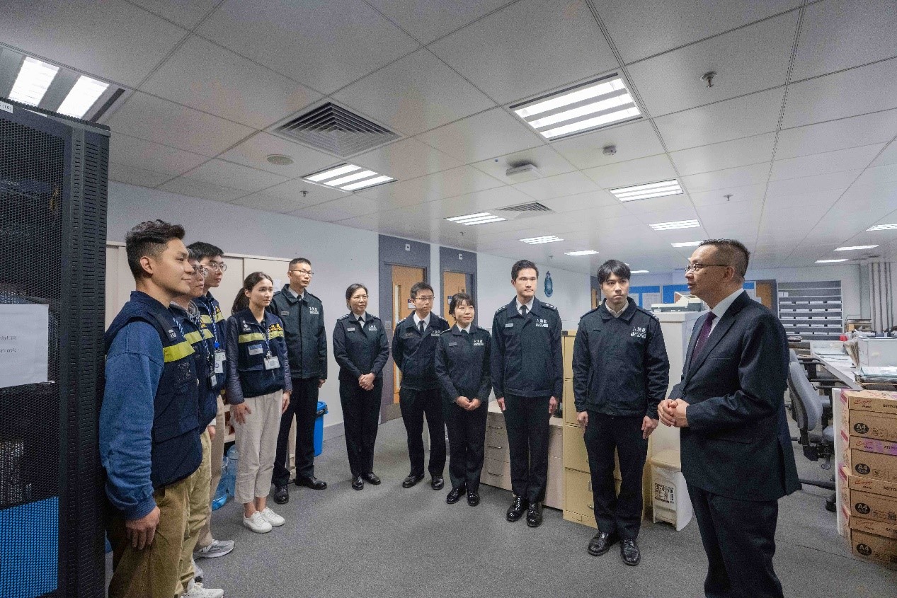 图示郭俊峯(右一)在港珠澳大桥管制站为前线人员打气