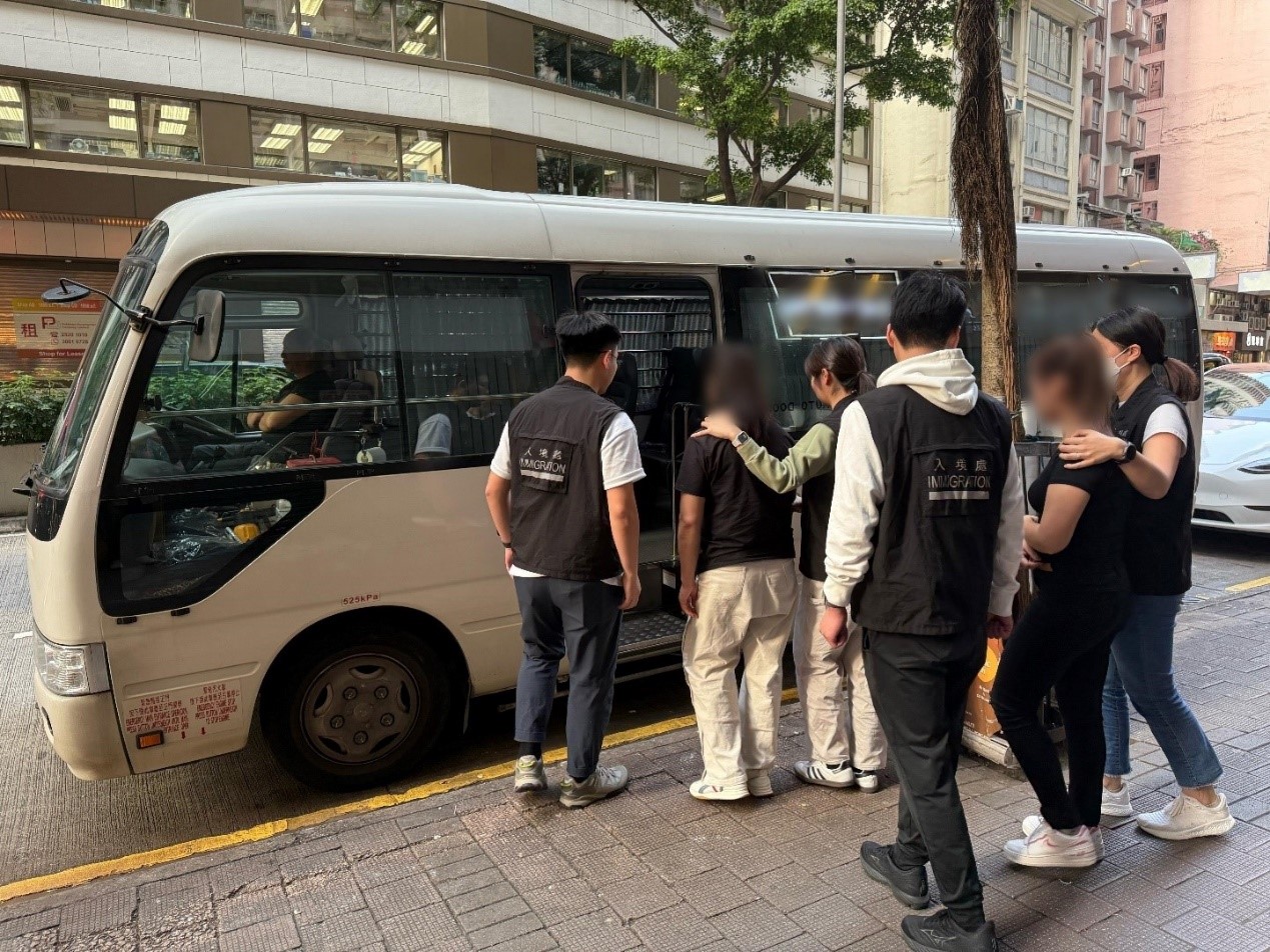 图示怀疑非法劳工在行动中被捕