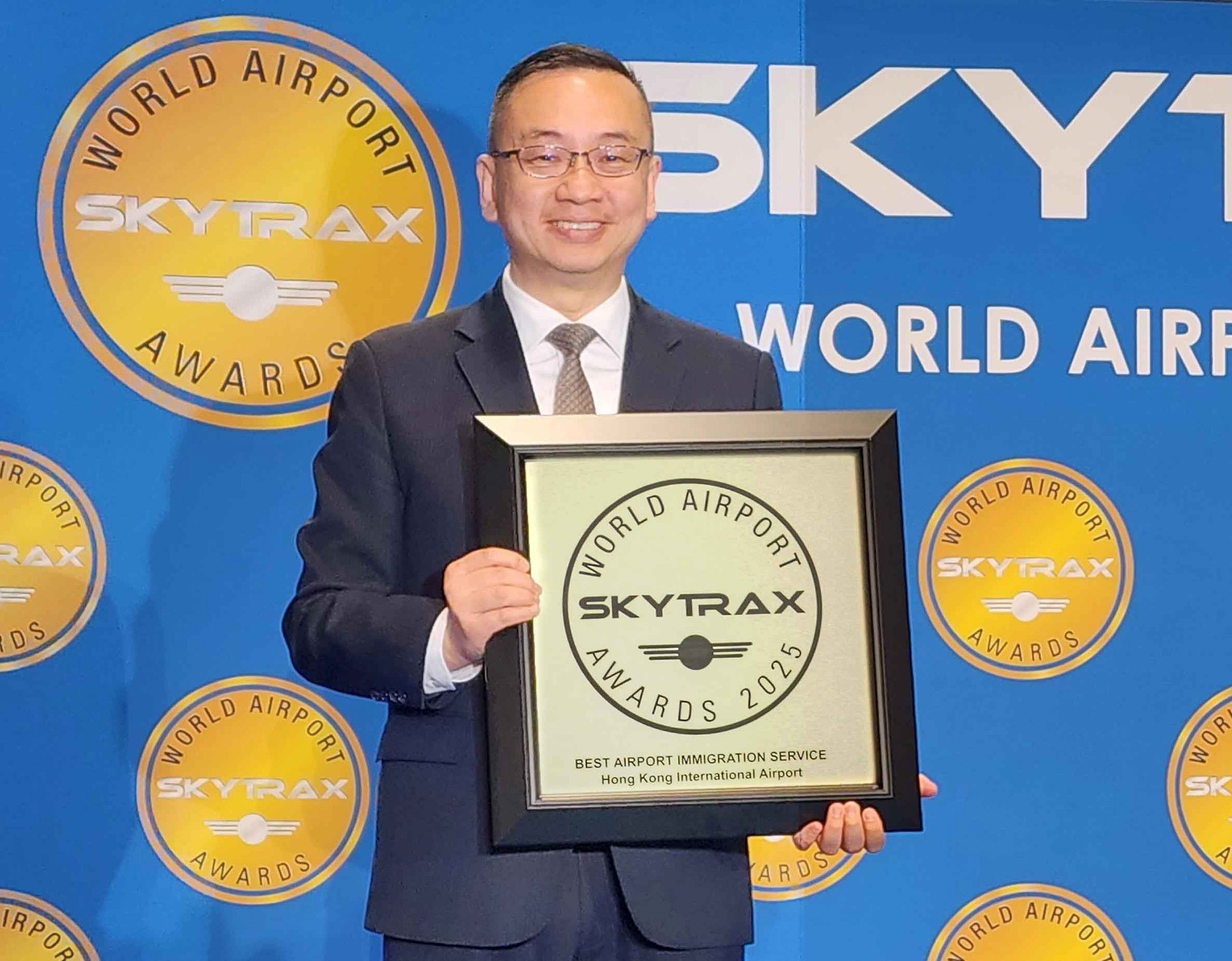 图示入境处处长郭俊峯四月九日(马德里时间)在西班牙马德里接受二○二五年度全球最佳机场出入境服务大奖
