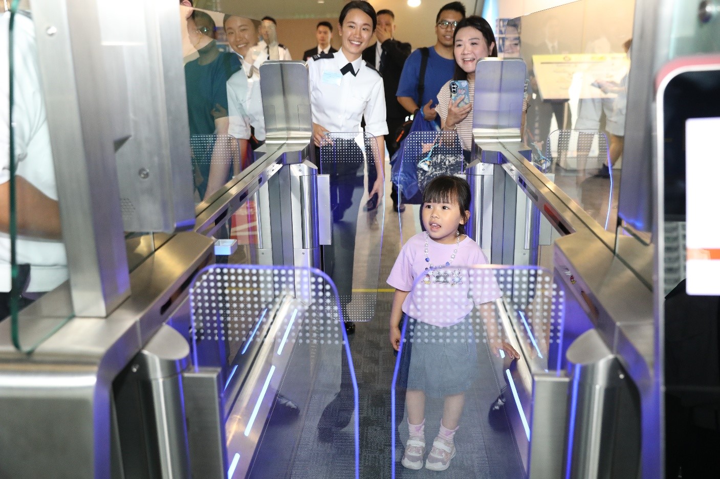 Photo shows members of the public using a simulated facility to experience the Contactless e-Channel service