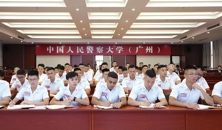 With the staunch support of the Ministry of Public Security and the China People's Police University, 103 Immigration Officer Trainees of the department participated in the first National Affairs and Immigration Control Training Course for Immigration Officer Trainees with a view to strengthening their concept of national security and deepening their understanding of the history and development of our motherland.