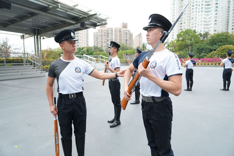 The ISITD organised Footdrill Training Courses regularly in order to solidify the Chinese-style footdrill foundation of the Immigration Service members and strengthen the footdrill technique of the Departmental Contingent members.