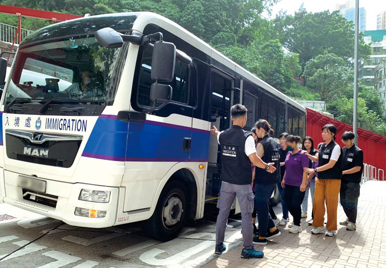  The Immigration Task Force conducts surprise operations at black spots of illegal workers to combat illegal employment in Hong Kong.