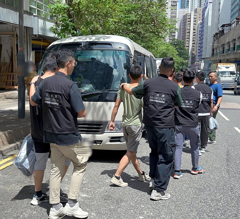  The Immigration Task Force conducts surprise operations at black spots of illegal workers to combat illegal employment in Hong Kong.