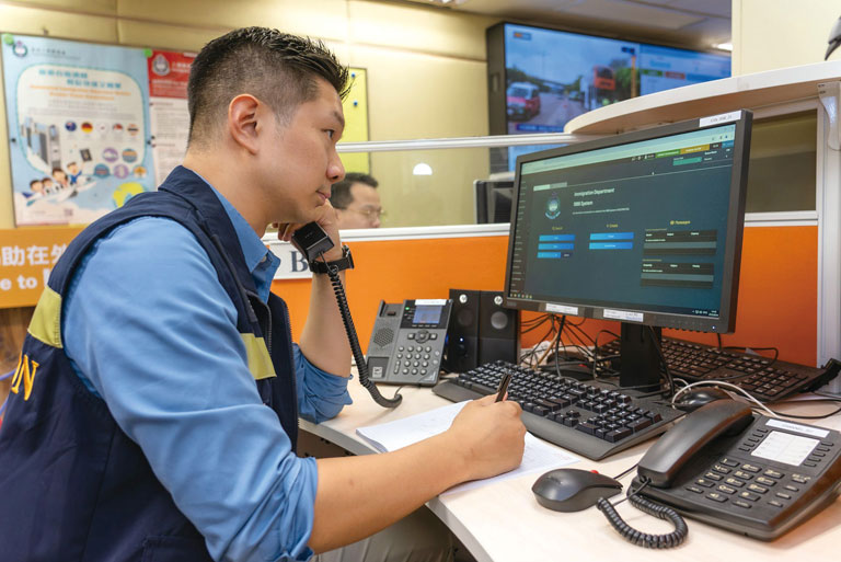 The upgraded New 1868 System is equipped with new functions such as instant messaging and chatbot. With the adoption of artificial intelligence and automation technologies, the System supports the 24-hour operation of the Assistance to Hong Kong Residents Unit.