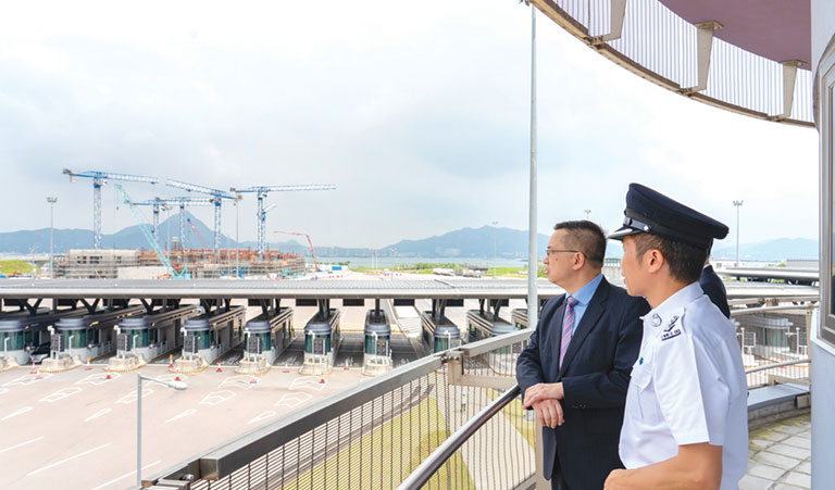 香港與內地自二零二三年二月六日起全面通關，本處悉力確保各出入境管制站運作暢順有序。