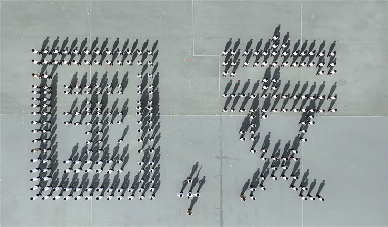 The Departmental Contingent joined the parade and assembled to form a varied pattern symbolising the ImmD's determination to remain in the frontline of safeguarding national security.